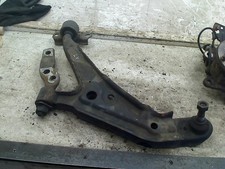 Triangle de suspension Nissan PRIMERA