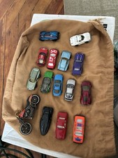 lot of matchbox and hotwheels cars lot