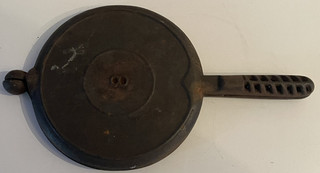 Antique Cast iron griswold waffle maker no.8 majestic no.8?