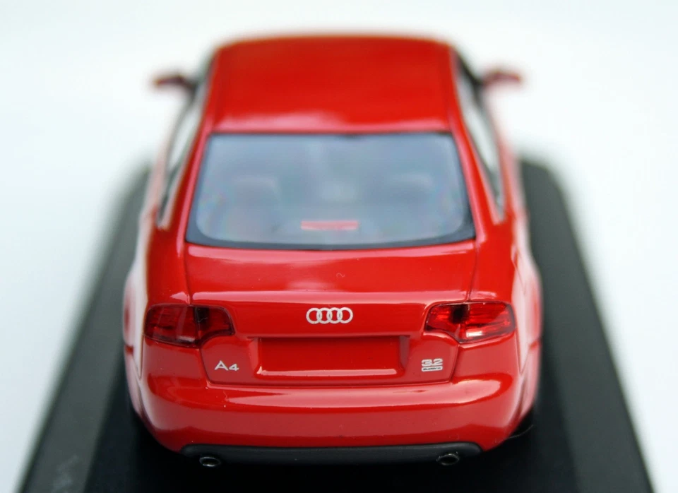 Audi A4 3.2 QUATTRO Sedán B7 Año 2004-2008, Rojo Brillante, Minichamps M. 1:43 Foto 3 de 4