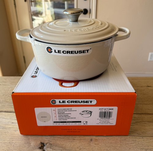 Le Creuset SignatureEnameled Cast Iron Round Dutch Oven Meringue 4.5qt 9.5in NEW - Picture 3 of 11