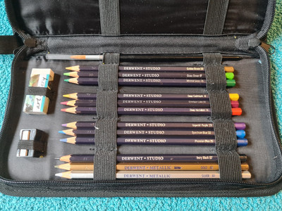 Derwent Bleistift Set, 10 x farbig, 2 x Metallic, Gummi + Anspitzer, Softcase