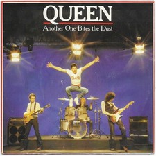QUEEN - ANOTHER ONE BITES THE DUST / DRAGON ATTACK - SINGLE-SCHALLPLATTE -  1980