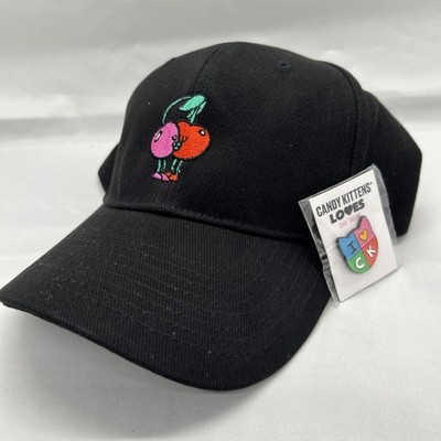 Baseballmütze und Pin Candy Kitten Kirschen bestickt schwarz Beechfield