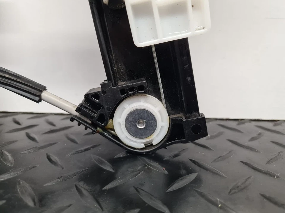 VW Polo 1.2 TSi MK6 AW 5Dr Hatch Window Regulator Rear Left Side - Image 2 of 4