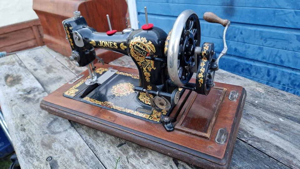 Vintage JONES FAMILY CS Vintage Manual Sewing Machine with carrying case and key - Image 2 of 4