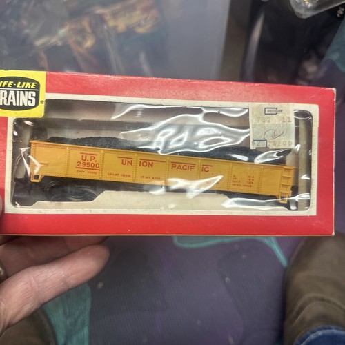 GÓNDOLA LIFE LIKE HO SCALE UNION PACIFIC CON CARGA #8520 EN CAJA - SINB | Zustand: New