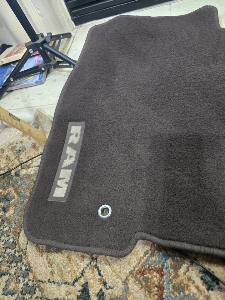 Tapetes de assoalho dianteiros Dodge Ram 1500 fabricante de equipamento original 2013-2014-2015-2016-2017-2018 - Imagem 3 de 4