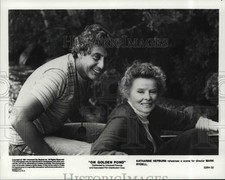 1981 Press Photo Mark Rydell and Katharine Hepburn on set of "On Golden Pond"