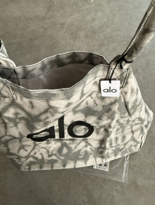 【新品・未開封】ALO yogaトートバッグ タイダイ　グレー Alo Yoga Grey Tie Dye Shopper Tote Bag One Size | eBay
