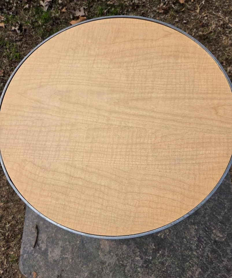 Mesa auxiliar o auxiliar industrial de metal con tapa redonda laminada de madera rubia Foto 2 de 4