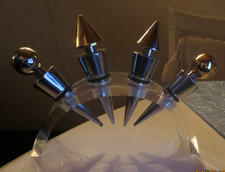 Flaschen Verschlussstopfen 4er Set verchromt auf Plexiglas Sockel Stopfen Korken