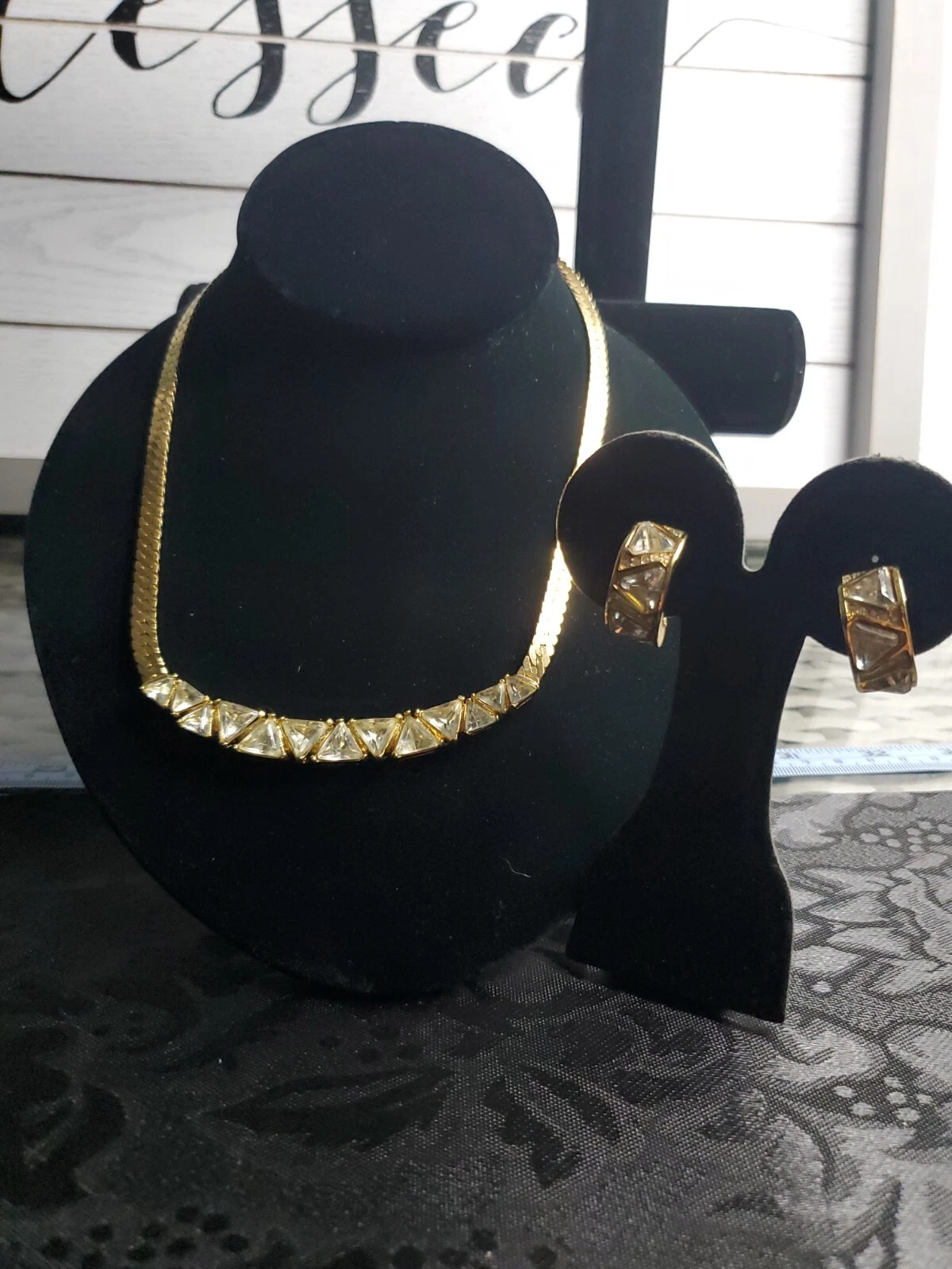 Ensemble collier et boucles d'oreilles vintage Christian Dior ton doré strass triangle