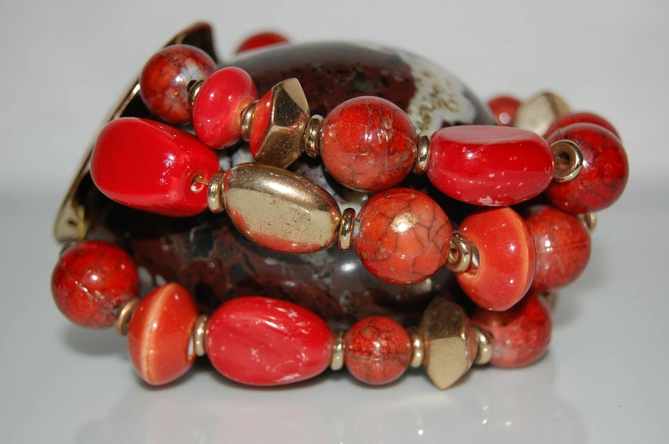 PULSERA BRAZALETE GRANDE DE CUENTAS ROJAS AUDACES CON CENTRO DE MESA DORADO ELÁSTICO Foto 2 de 4