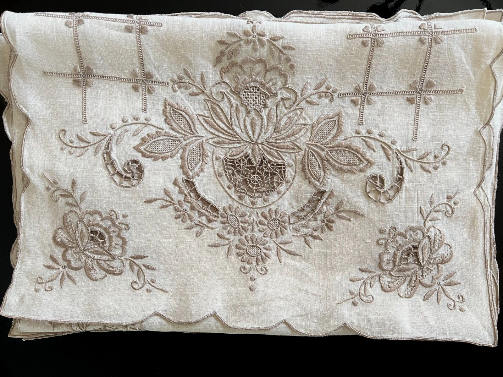 VTG Madeira Embroidery Needle Lace Cutwork Floral Linen Table Runner 10 Placemat