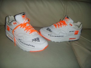 air max branco e laranja