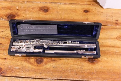 Prelude Conn-Selmer PFL111E Flute Outfit with Split E Clsd Hole Offset G C ISSUE