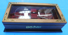 ! HARRY POTTER THE NOBLE COLLECTION GLASSES IN WOOD DISPLAY CASE LOOK !