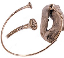 Bronze Kelten Torque Halsreif Knotwork verzierte Köpfe keltischer Halsschmuck