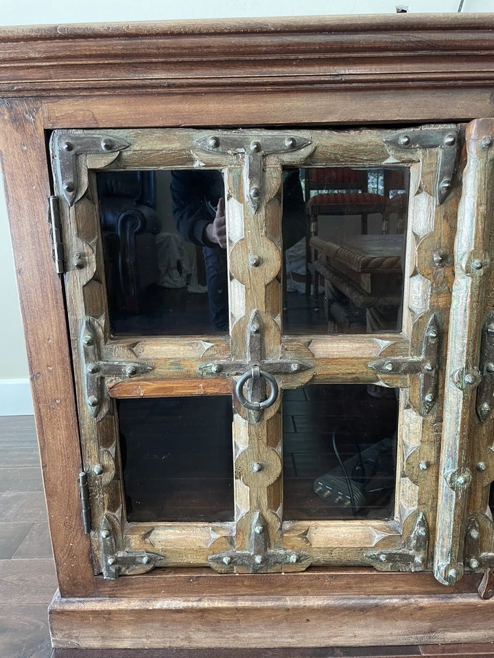 Consola rústica personalizada con 2 armarios de cristal  Foto 4 de 4