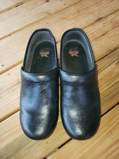 Dansko 41 Clogs Black Floral Tooled Xp Y1 