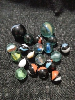 20Vintage Marbles (2BONKAS18 Coloured &Cat's Eyes)
