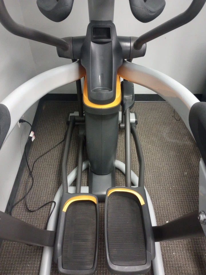 Matrix Ascent Trainer - A7XE-05 - Elliptical Crosstrainer w/Adjustable Crossramp - Image 2 of 4