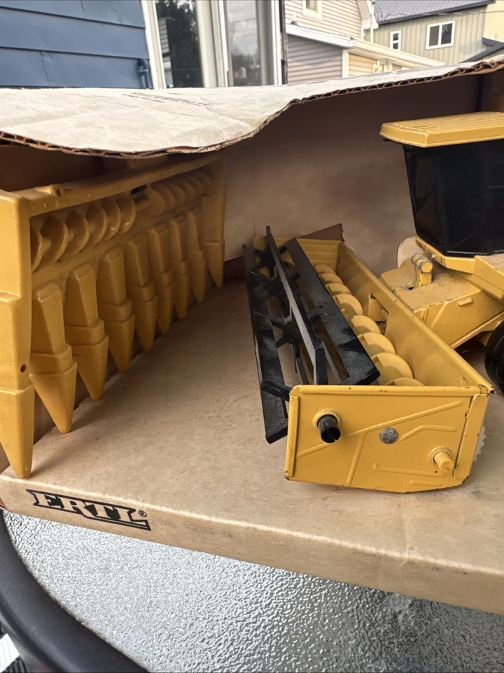 1/32 NEW HOLLAND COMBINE w/BOTH HEADS NIB - Image 2 of 4