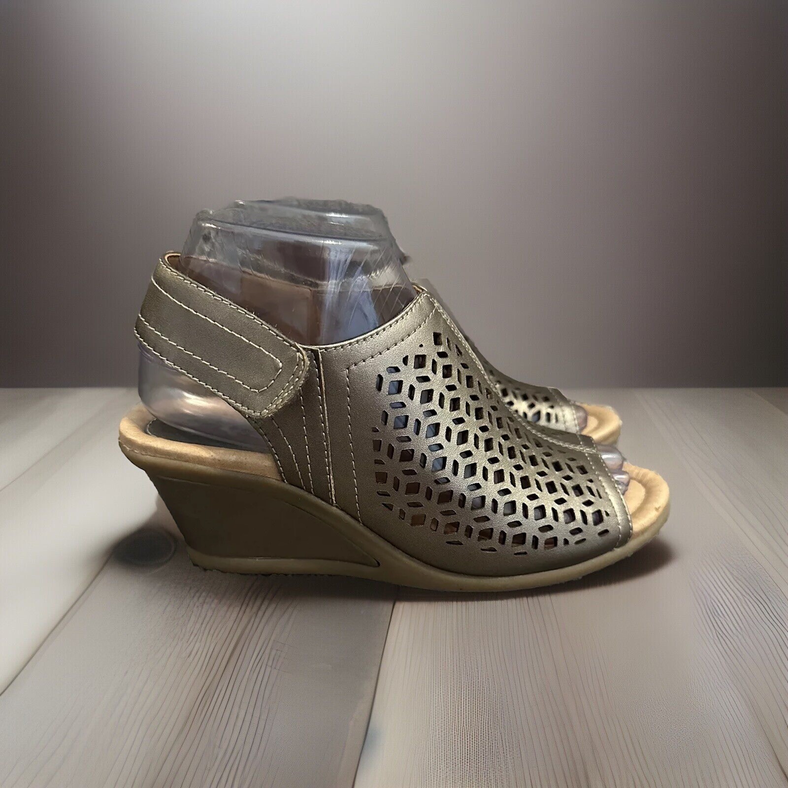 Earth Women’s Gold Leather Wedge Sling back Sandal Size 7.5