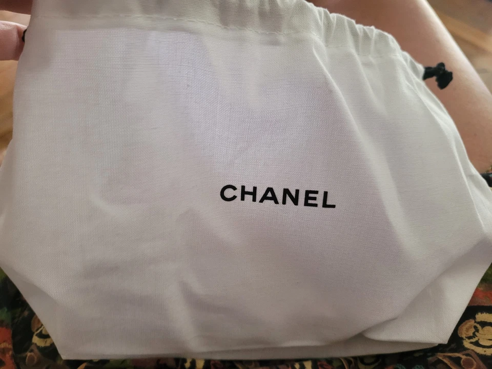 Poche Tissu avec 4 Tubes Échantillons Chanel - Photo 2/3