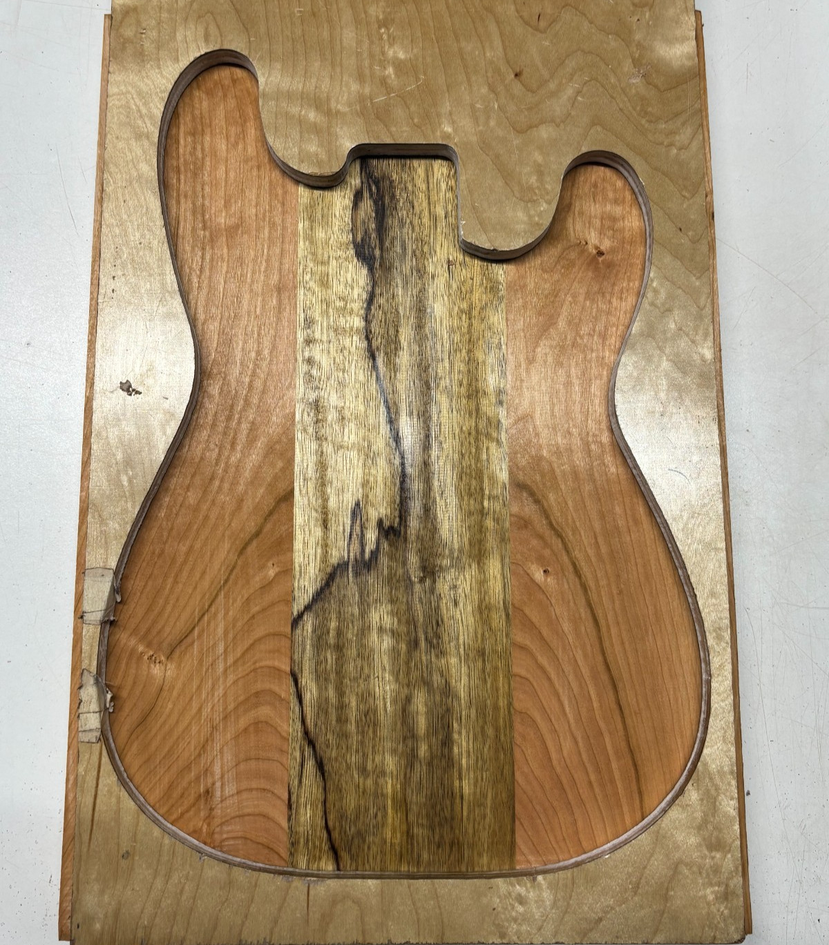 Corpo chitarra Cherry + Black Limba + Cherry vuoto 21" x 14" x 1-3/4" 3 pezzi incollato