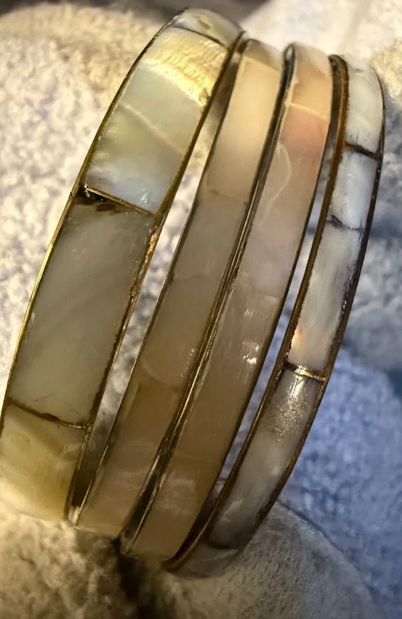 Conjunto de 4 pulseiras vintage com incrustações de madrepérola tom dourado e prata esfregão na caixa - Imagem 4 de 4