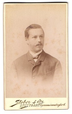 Fotografie Stober & Co., Stuttgart, Gymnasiumsstr. 6, Junger Mann im Anzug mit  