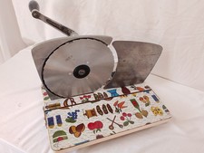 Affettatrice manuale vintage Inox - Base decorata - Design Retrò Modernariato