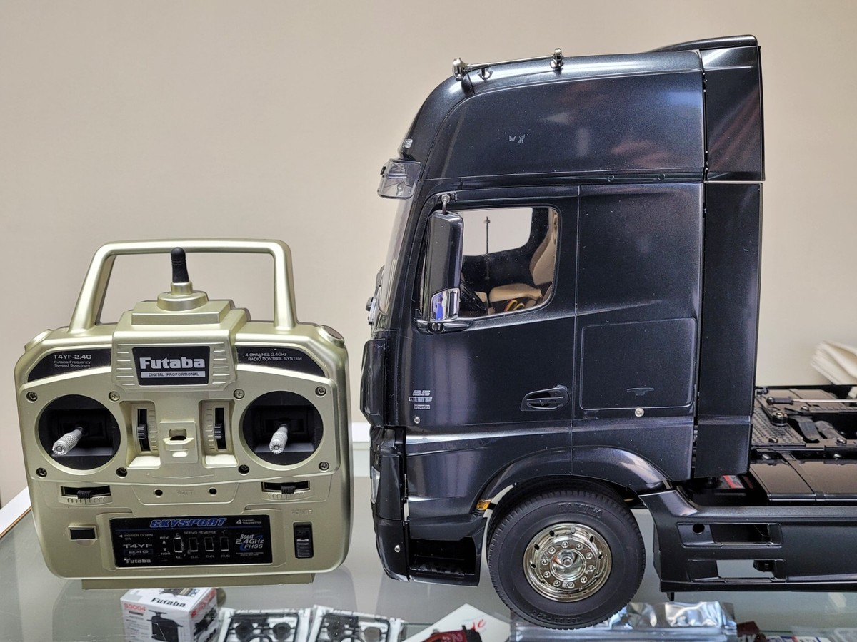 Tamiya 1/14 R/C Mercedes Benz Actros 1851 Gigaspace Tractor Truck