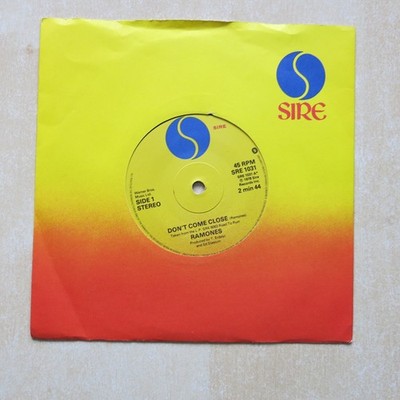 RAMONES Don't Come Close / I Don't Want You UK 7'' Sire Records SRE 1031 1978