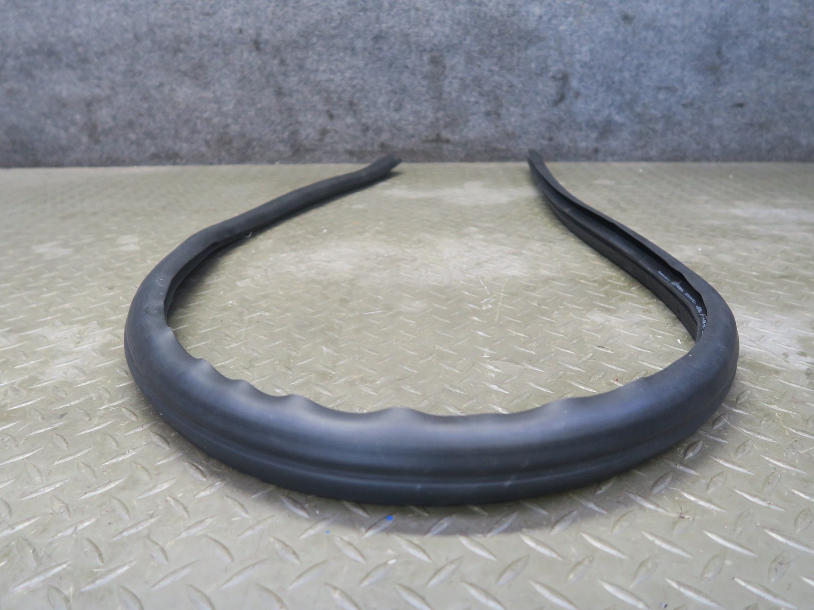 08-19 MASERATI GRANTURISMO M145 LEFT DOOR WEATHERSTRIP RUBBER SEAL GASKET