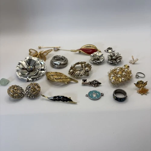 20 Vintage Costume Jewelry Brooches And Pins Gold Tones And Silver
