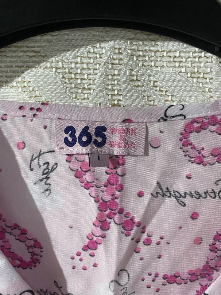 Blusa Médica 365 Work & Wear Cinta Rosa Estampado Cáncer de Mama Talla Grande Foto 2 de 3