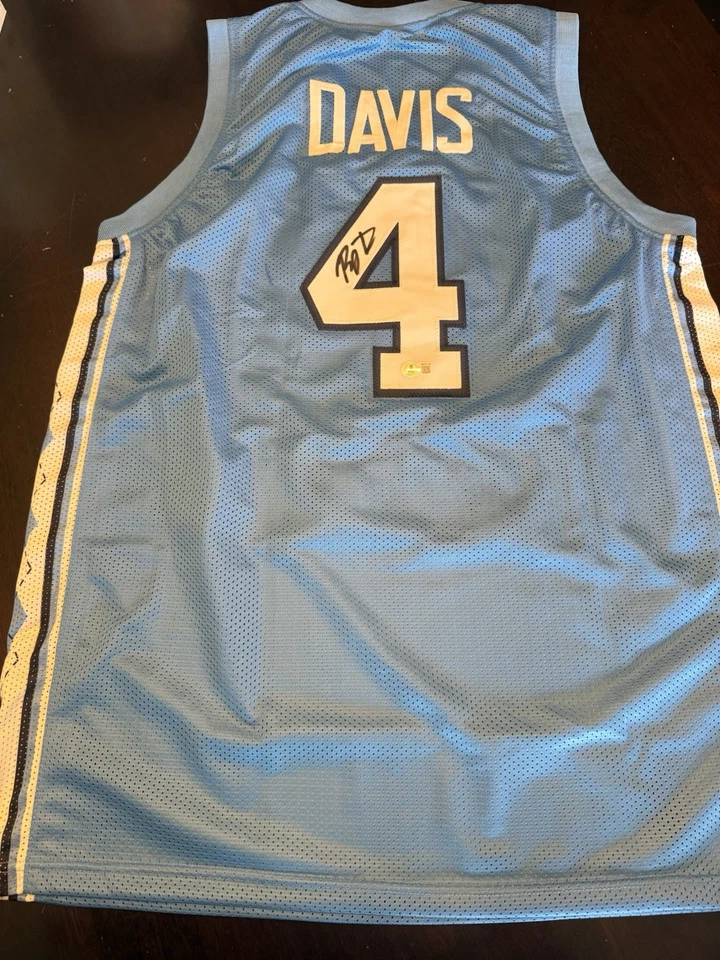 Camiseta personalizada RJ Davis assinada Carolina do Norte Tar Heels (Beckett) - Imagem 3 de 4