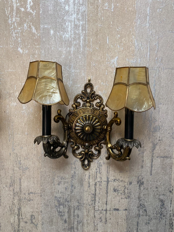Par de apliques de 2 brazos L&L WMC acabado dorado antiguo oscuro tono madre perla 1969 Foto 2 de 4