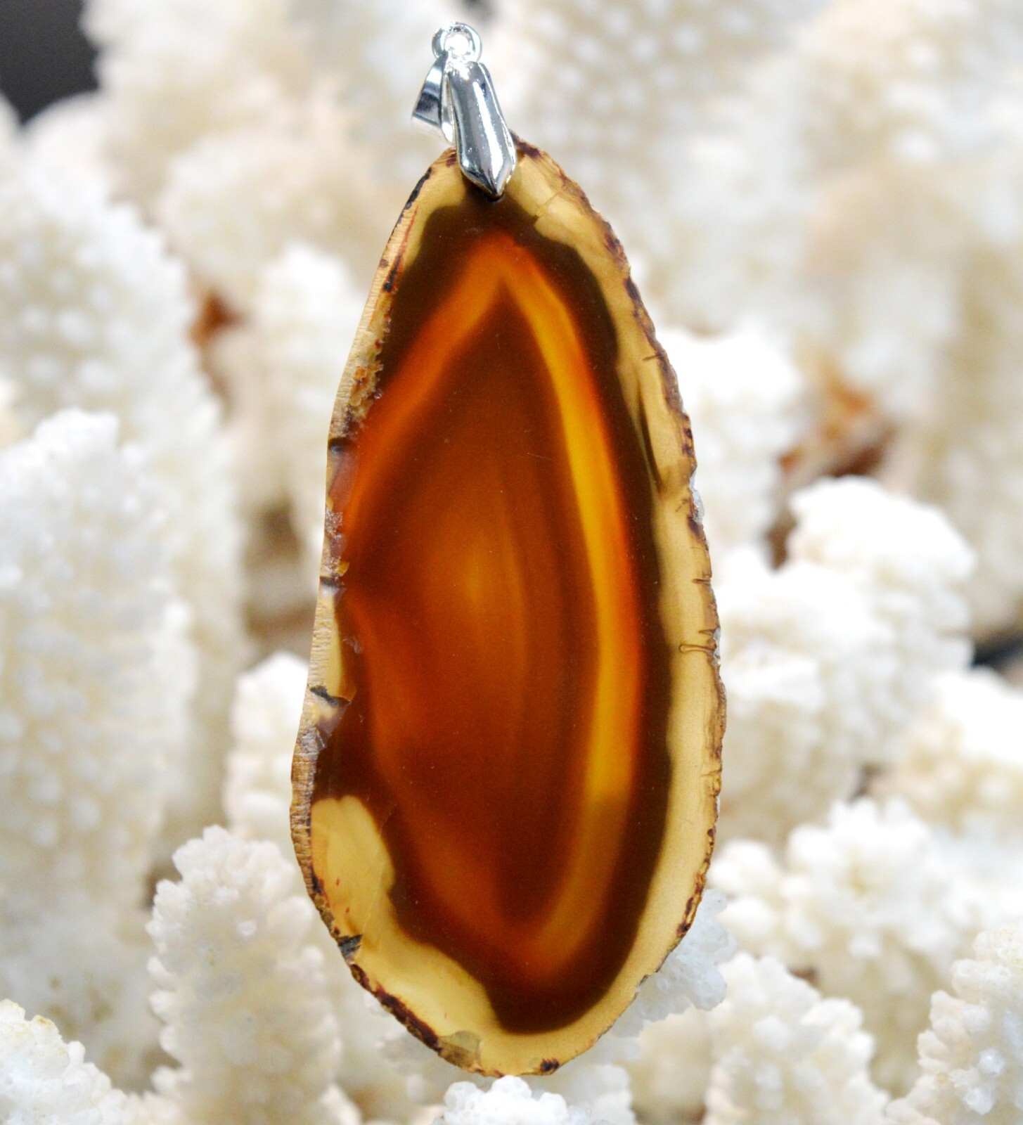 Pendentif en agate naturelle du Brésil de 67 carats véritable avec tranche de pierre colorée