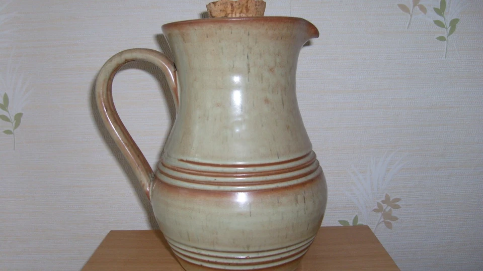 Pichet céramique beige, Vallauris avec réserve à glaçons au centre - Photo 2/3