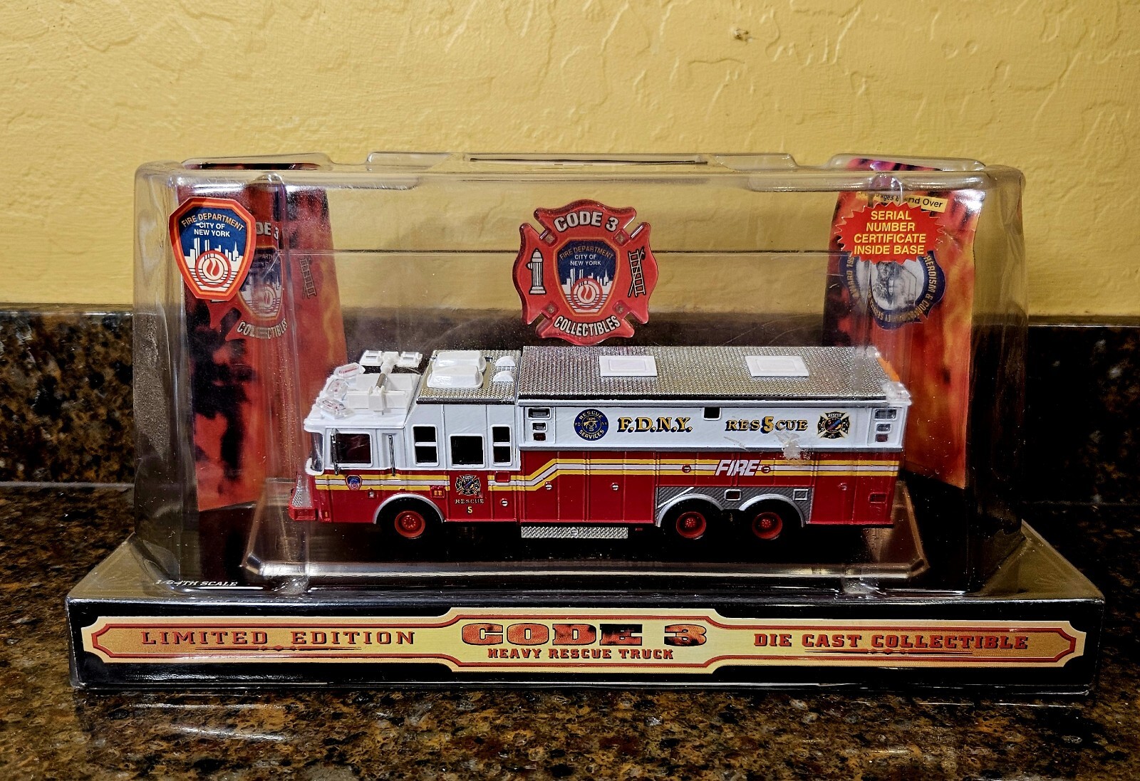 Code 3 1/64 FDNY Saulsbury Heavy Rescue 5 Apparatus Fire Truck New York ...