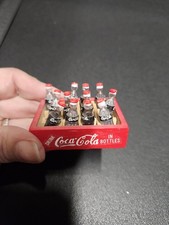Botellas de refresco miniatura en caja de madera roja para casa de muñecas 1:12 DE COLECCIÓN 12 agujeros