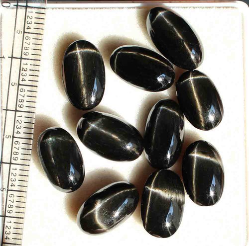 Black Star Diopside 50.70 Carats Total Weight Oval Grade 4 Ray Stars - 第 1/4 張圖片