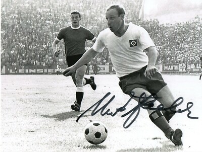 Uwe Seeler - Fußball - DIN A5 Foto mit Originalsignatur - 141 -