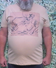 T-Shirt mit Frau im Kleid aufgebügelt auf Be...