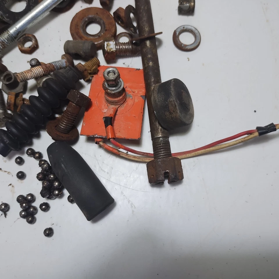 Suzuki AC50 AC 50 1970 misc. Lote de pernos de tuercas de hardware Foto 3 de 4