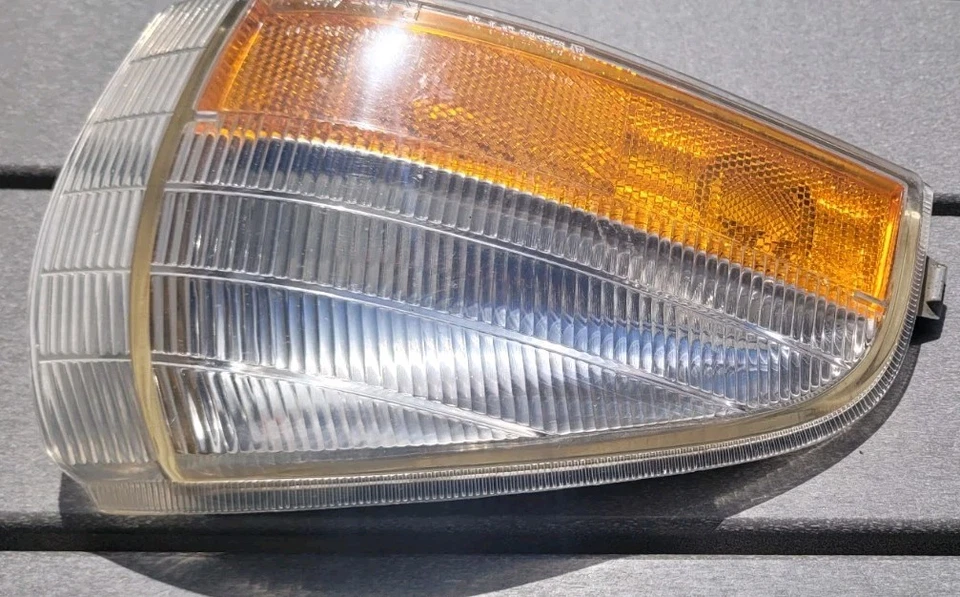 1994-1996 Chevy Lumina APV Parking/Marker Light Assembly RH 16520484 1995 - Image 2 of 4